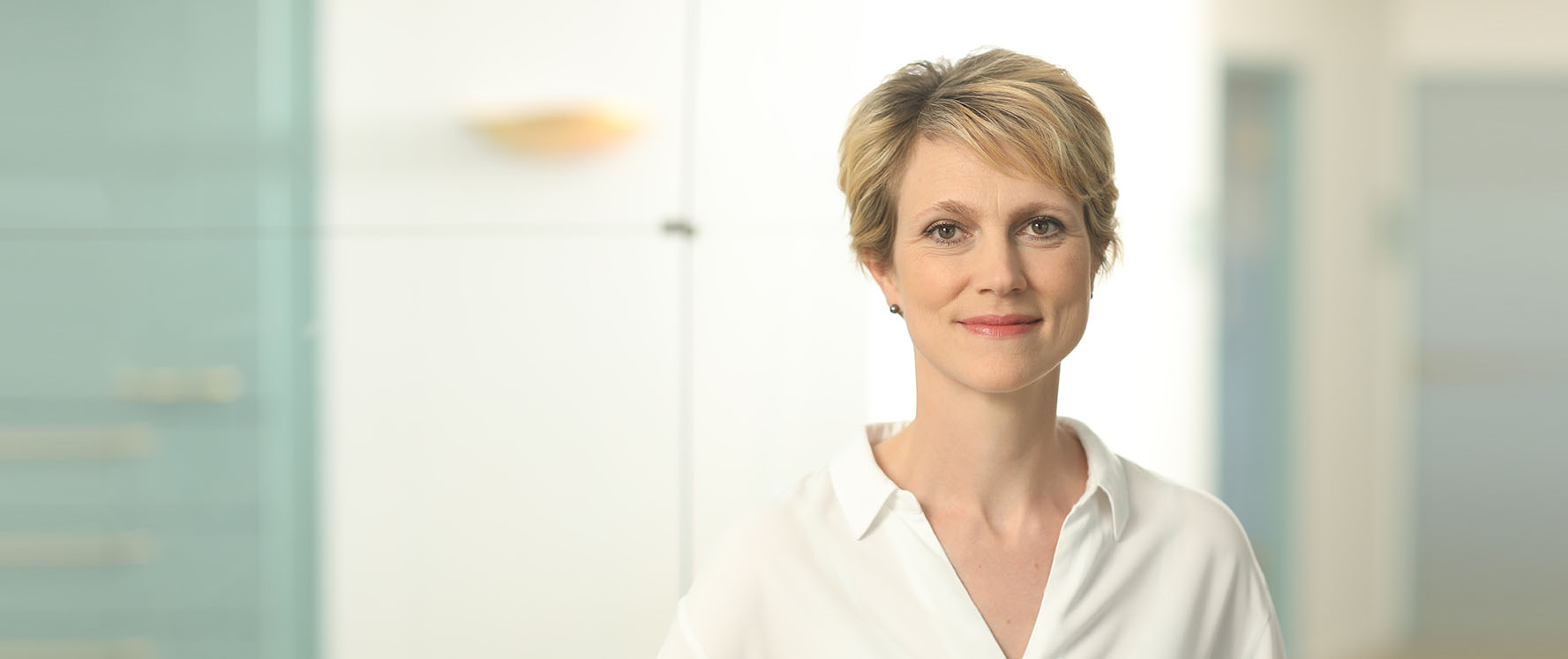 Dr. med. dent. Gesine Schmetzer-Elsäßer - Spezialistin für ästhetische Zahnmedizin & Implantatprothetik